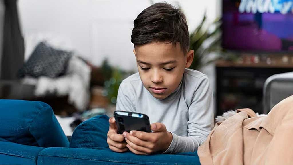 Should your 12-year-old have a smartphone? New study links early access to eating disorders
